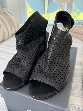 Lamare Vero Cuoio Black Perforated Peep-Toe Booties with snap back size 37